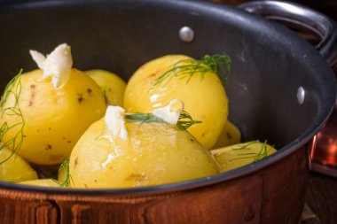 Genç haşlanmış patates