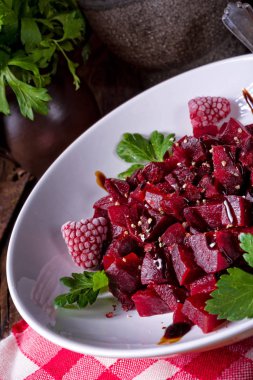 Ahududu ile pancar salatası