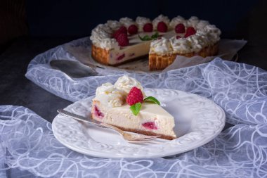 Ahududu kremalı pasta