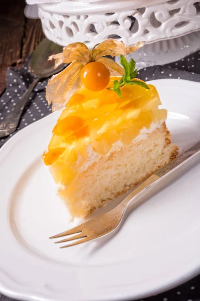 Delicioso pastel con Physalis — Foto de Stock