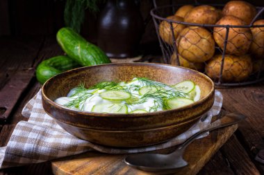 Yoğurtlu salatalık salatası