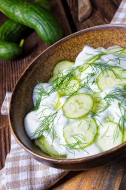 Yoğurtlu salatalık salatası