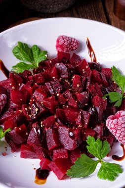 Ahududu ile pancar salatası