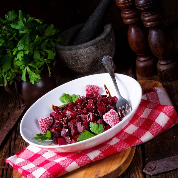 Салат из свеклы с малиной — стоковое фото