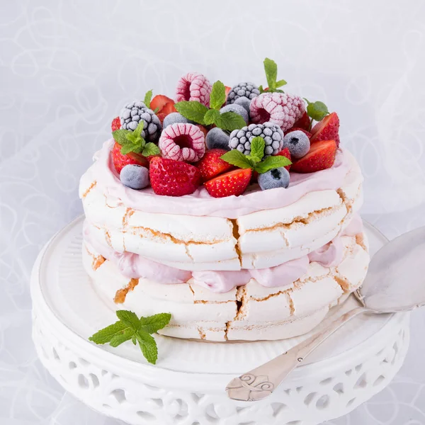 Pavlova tatlı çilek ile