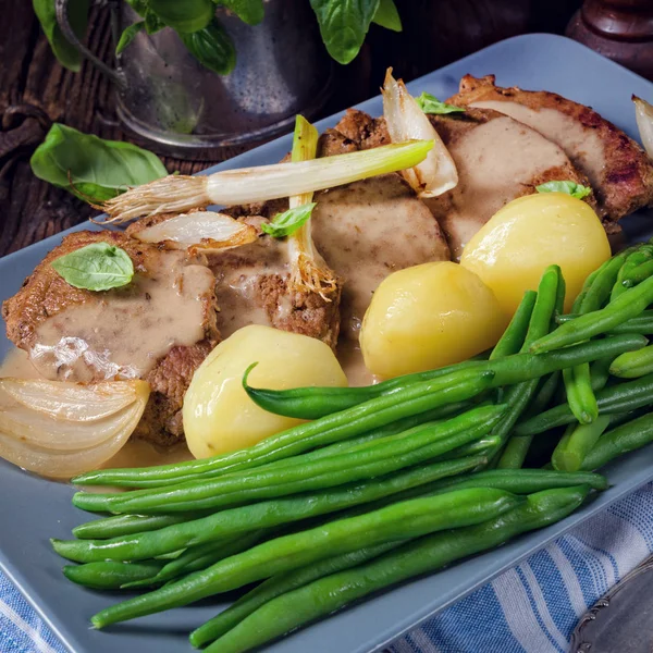 Medallones de carne y patatas —  Fotos de Stock