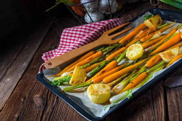 Карамелізована морква з цибулею та картоплею — стокове фото
