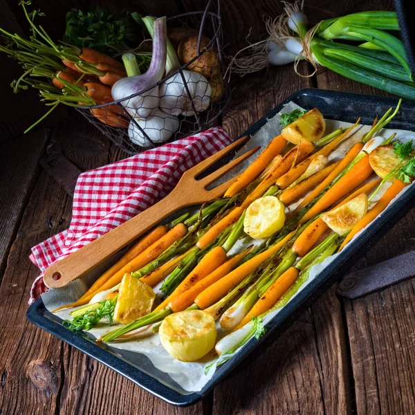 Карамелізована морква з цибулею та картоплею — стокове фото