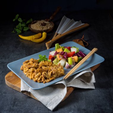 yeşil salata ile et şeritler