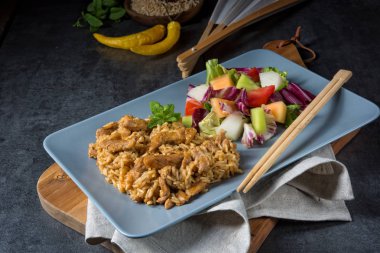 yeşil salata ile et şeritler