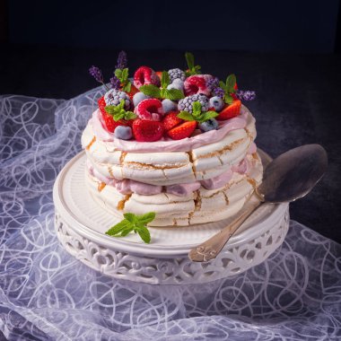 Pavlova tatlı çilek ile