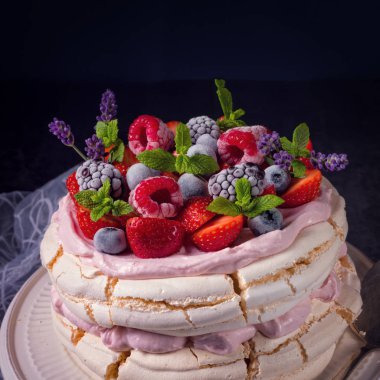 Pavlova tatlı çilek ile