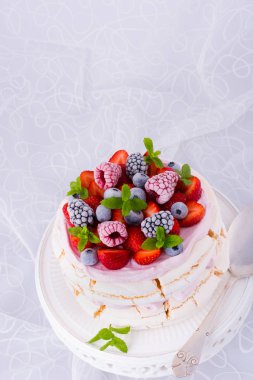 Pavlova tatlı çilek ile