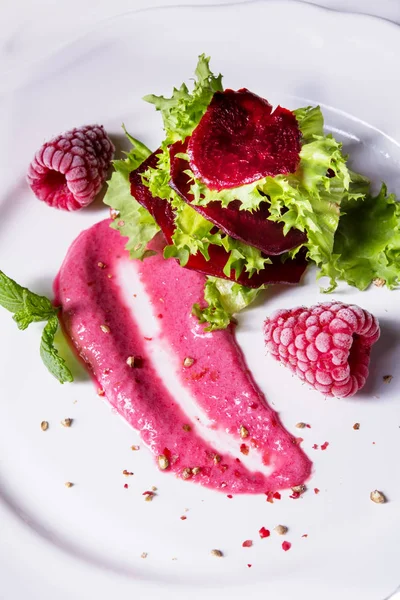 Beterraba assada com salada verde — Fotografia de Stock