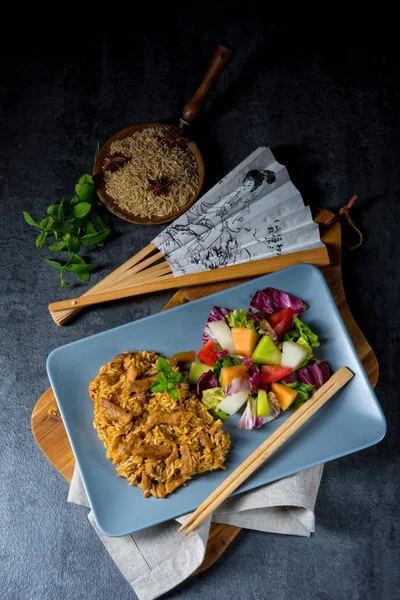 Vlees stroken met groene salade — Stockfoto