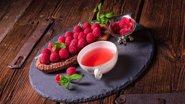 Pavlova dessert with berries — Stock Photo, Image