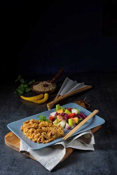 Vlees stroken met groene salade — Stockfoto