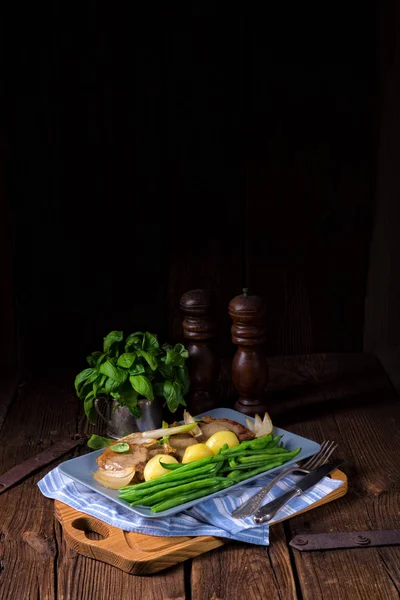 牛肉メダリオンとジャガイモ — ストック写真