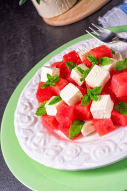 Karpuz ile Yunan salatası