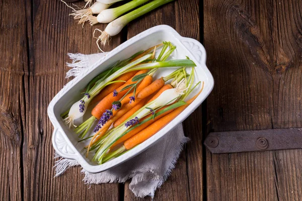 Морковь и весенний лук — стоковое фото
