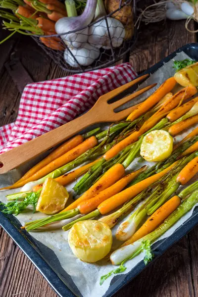 Wortel yang dikaramelisasi dengan bawang dan kentang — Stok Foto