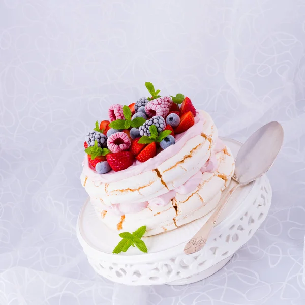 Pavlova dessert with berries — Stock Photo, Image