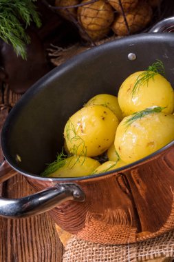 Genç haşlanmış patates