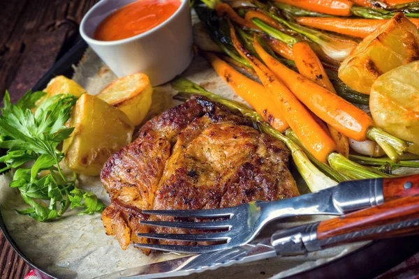 Bife grelhado com legumes — Fotografia de Stock