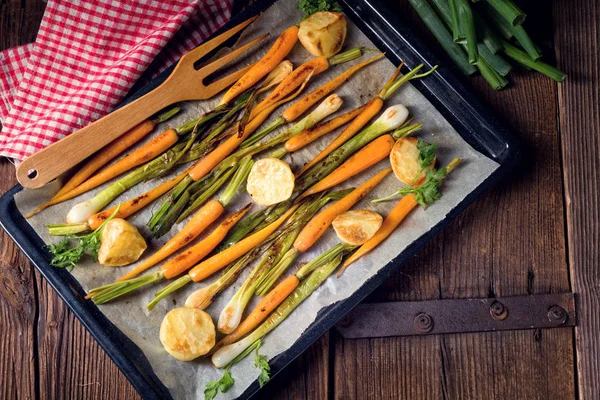 Caramelised carrots with onions and potatoes — Stock Photo, Image