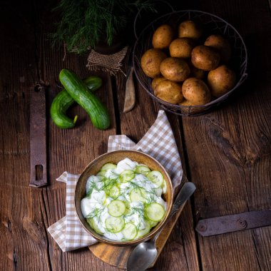 Yoğurtlu salatalık salatası