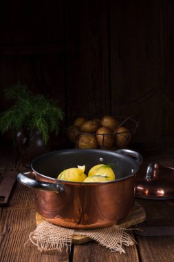 Genç haşlanmış patates