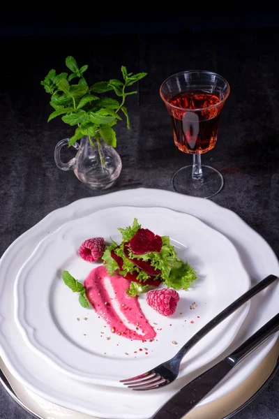 Baked beet with green salad — Stock Photo, Image