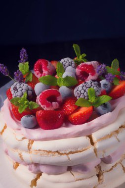 Pavlova tatlı çilek ile