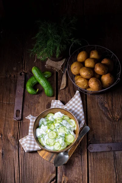Салат из огурцов с йогуртом — стоковое фото