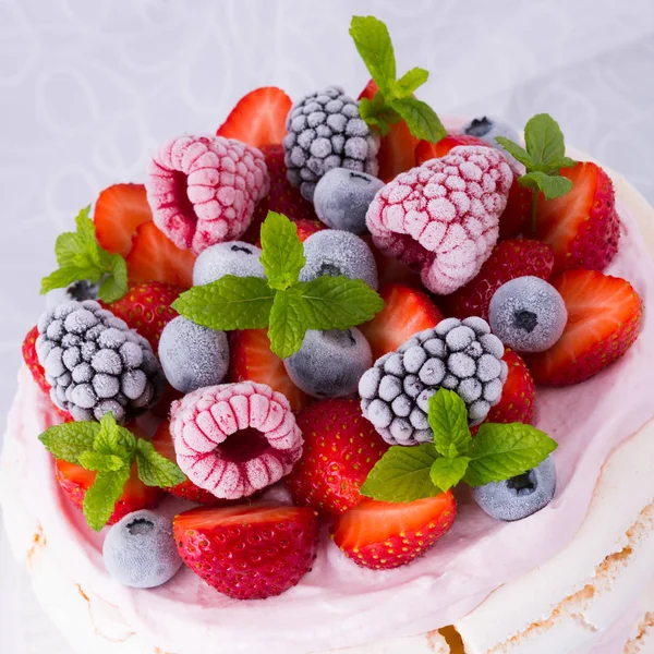 帕夫洛娃甜点与浆果 — 图库照片