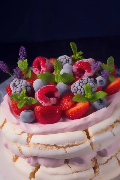 Pavlova tatlı çilek ile