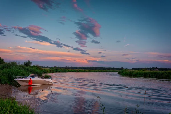 Bateau à moteur au bord du lac au coucher du soleil — Photo