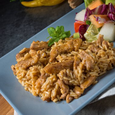 yeşil salata ile et şeritler