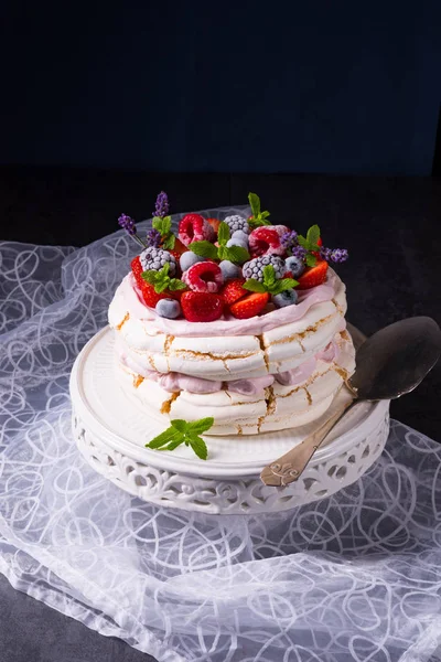 Pavlova tatlı çilek ile