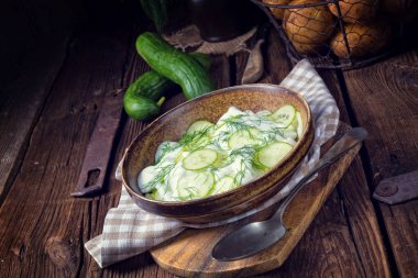 Yoğurtlu salatalık salatası