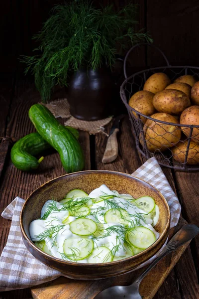 Салат из огурцов с йогуртом — стоковое фото