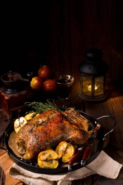 Elmalı kızarmış ördek.