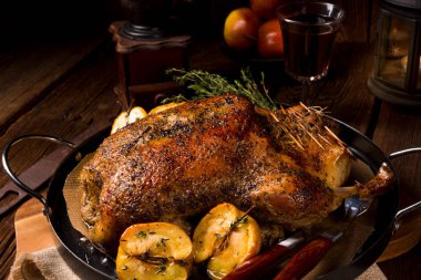 Elmalı kızarmış ördek.