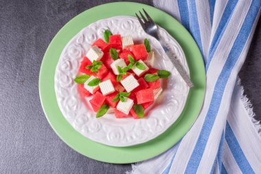 Karpuz ile Yunan salatası