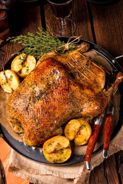 Kekik ve Apple ile ördek