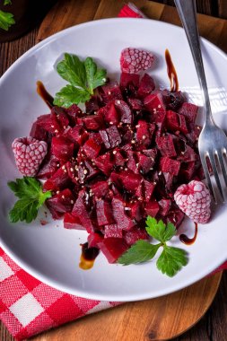 Ahududu ile pancar salatası