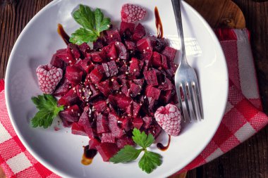 Ahududu ile pancar salatası