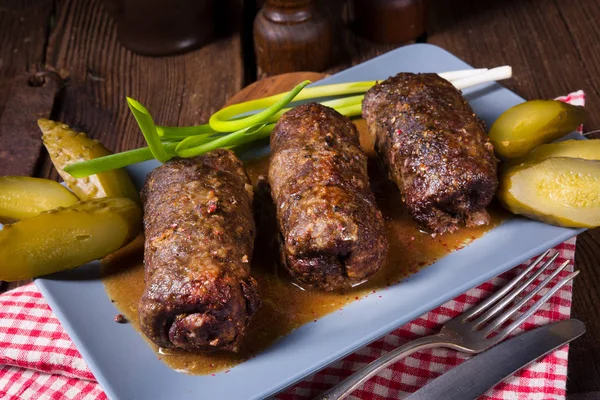 Carne assada Roulades com deliciosos recheios — Fotografia de Stock