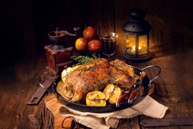 Kekik ve Apple ile ördek