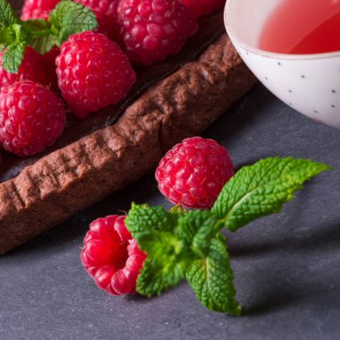 Lezzetli ahududu çikolata tart 